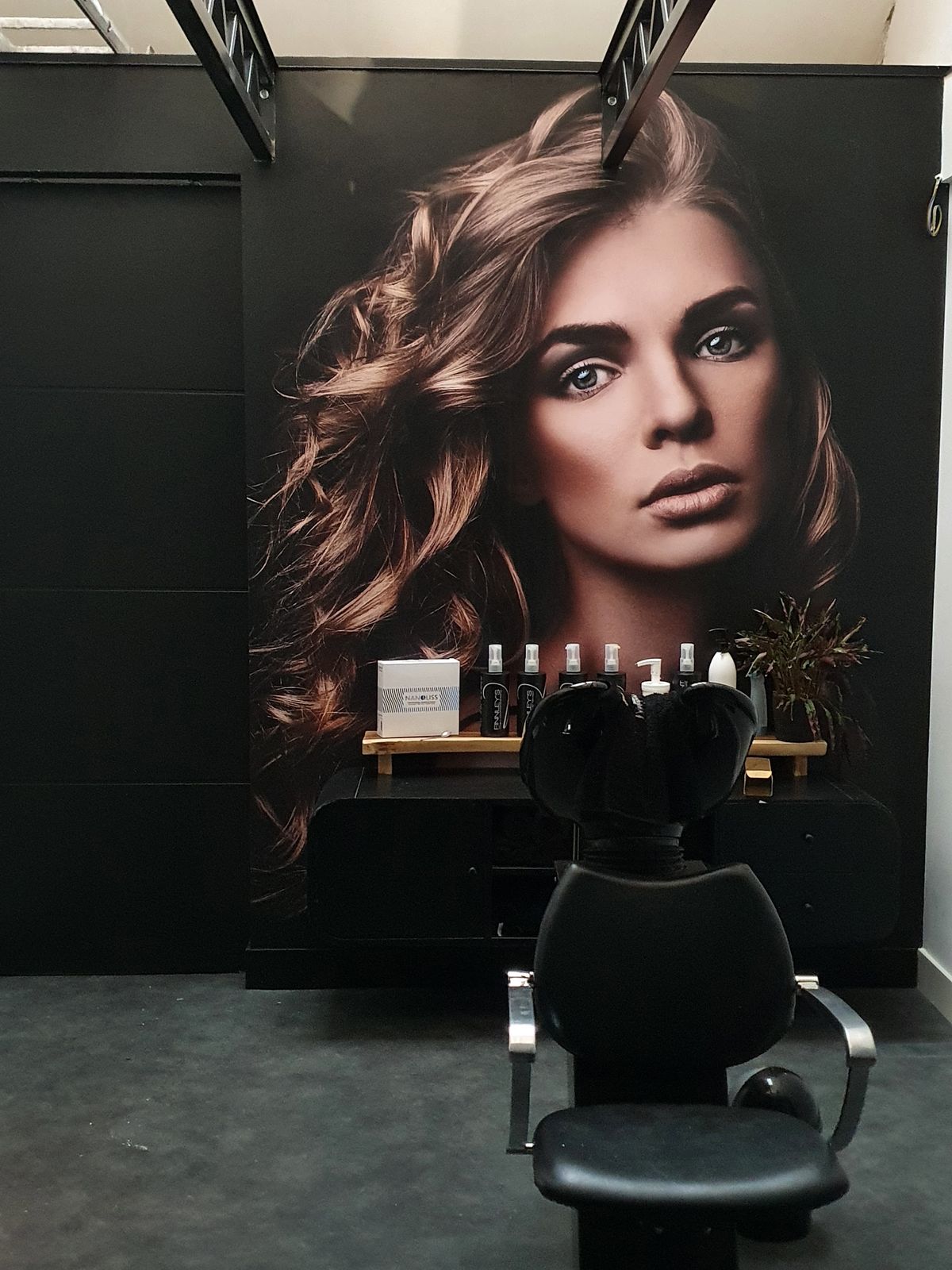 De wasplaats in de salon, met producten op een houten plank