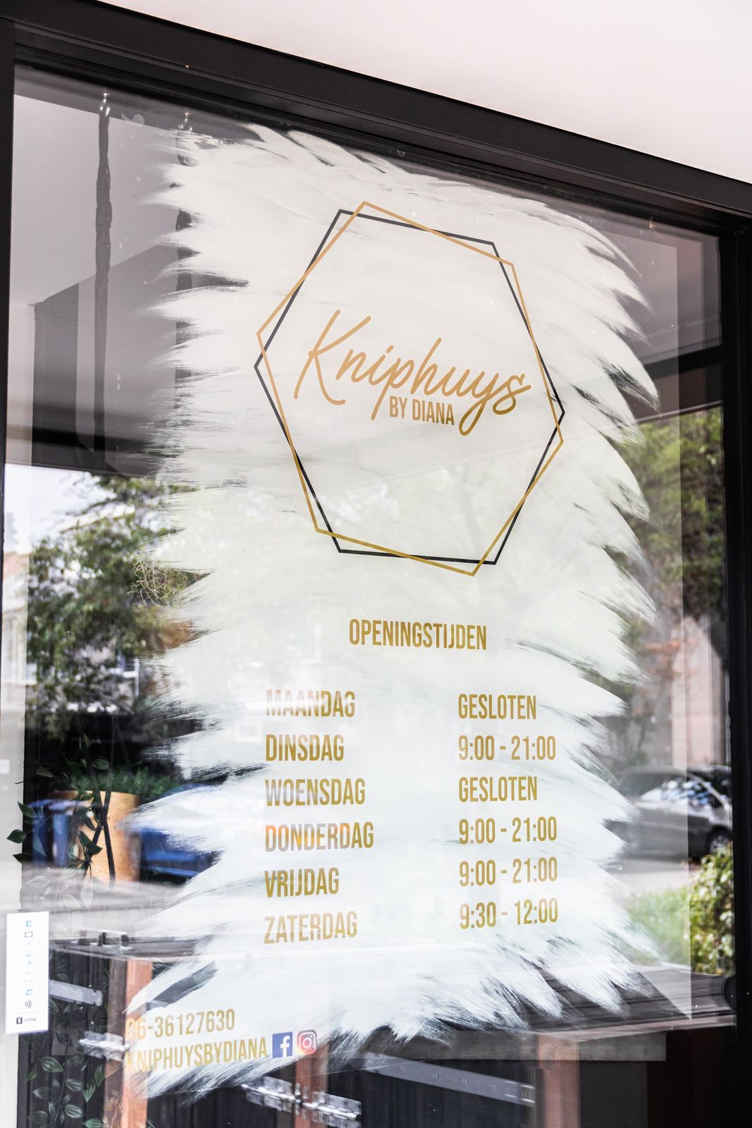 Het raam van de salon met het logo van Kniphuys by Diana